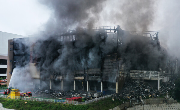 Firefighters are working to extinguish the fire at the Deokpyeong Logistics Center in Coupang, Majang-myeon, Icheon-si, Gyeonggi-do, on the afternoon of the 18th. [Photo: Yonhap News]