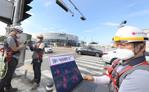 강릉역 앞에서 LG유플러스 직원들이 스마트횡단보도 서비스에 필요한 카메라를 설치하는 모습 [사진 : LG유플러스]