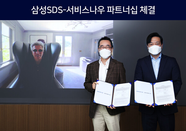 황성우 삼성SDS 대표(가운데)와 빌 맥더멋 서비스나우  CEO(좌측), 김규하 서비스나우 한국대표(우측)가 29일 삼성SDS 잠실캠퍼스에서 클라우드 기반 디지털 트랜스포메이션사업 확대를 위한 전략적 파트너십을 체결했다. [사진: 삼성SDS]
