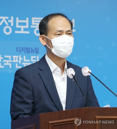 이창희 과기정통부 전파정책국장이 5G 특화망 주파수 공급 정책방안 브리핑에서 기자들의 질문을 받고 있다 [사진 : 연합뉴스]