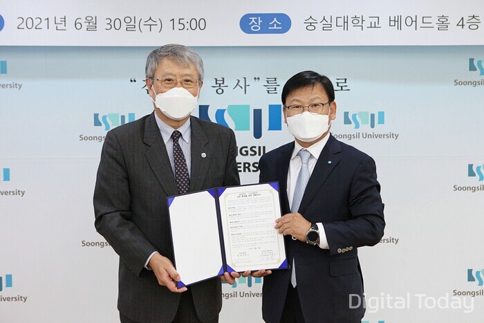 이원덕 우리금융그룹 수석부사장(오른쪽)과 장범식 숭실대학교 총장이 지난달 30일 서울시 동작구 숭실대학교 베어드홀에서 디지털 전문인력을 육성하기 위한 전략적 업무협약(MOU)을 체결한 후 기념촬영하고 있다. [사진: 우리금융그룹]