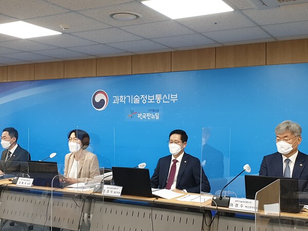임혜숙 과기정통부 장관과 용홍택 과기정통부 1차관, 조경식 과기정통부 2차관이 기자들의 질문에 답변하고 있다 [사진 : 백연식 기자]