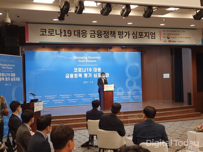 은성수 금융위원장이 6일 서울 명동 은행회관에서 열린 코로나19 대응 금융정책 평가 심포지엄에 참석해 기조연설을 하고 있다. [사진: 강진규 기자]