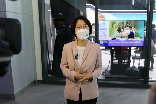 임혜숙 과기정통부 장관이 서울 상암동 LG헬로비전 스튜디오에서 진행된 지역채널 상품소개(커머스) 방송 현장을 방문했다