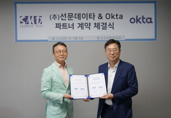 왼쪽부터 옥타코리아 전광연 전무와 권상우 문데이타 권상우 대표. [사진: 선문데이타]
