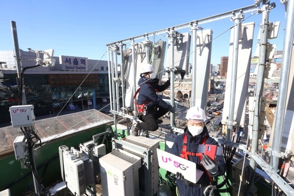 LG유플러스 직원들이 서울역 앞에 설치된 5G 기지국 장비를 살펴보고 있다 [사진 : LG유플러스]