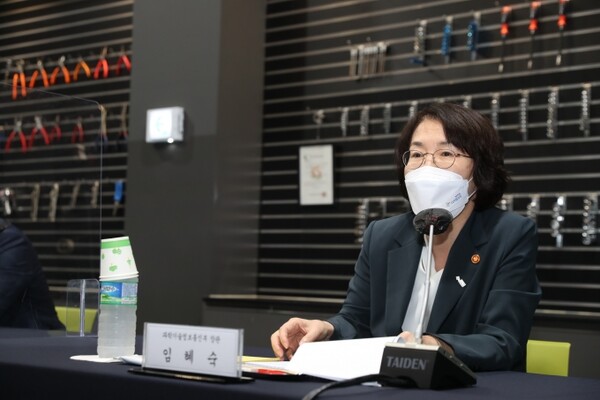 임혜숙 과학기술정보통신부 장관이 16일 오전 부산광역시 사하구 부산블록체인규제자유특구를 방문, 비피앤솔루션공장에서 블록체인 기반 스마트 물류 플랫폼 서비스 등에 대한 설명을 듣고 있다 [사진 : 과기정통부]