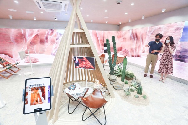 LG유플러스는 해외여행이 어려운 고객들을 위해 서울 강남 복합문화공간 ‘일상비일상의틈(이하 틈)’에서 오는 29일까지 인디언 콘셉트의 전시팝업을 선보인다 [사진 : LG유플러스]