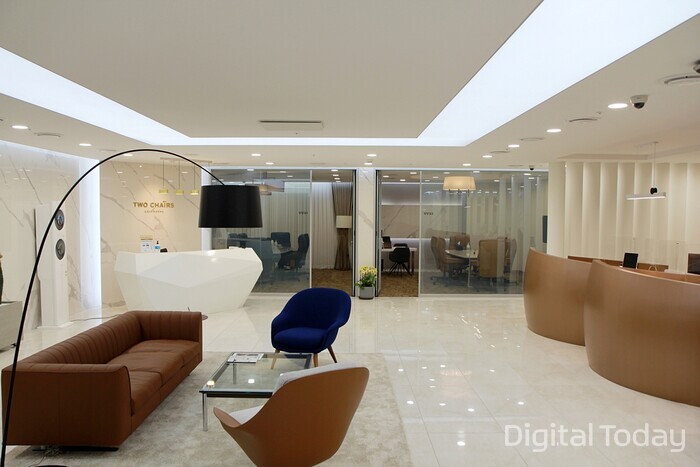 우리은행이 서울 중구에 위치한 본점에 개설한 고액 자산가 대상 특화점포인 ‘Two Chairs Exclusive 본점센터 ' 모습 [사진: 우리은행]