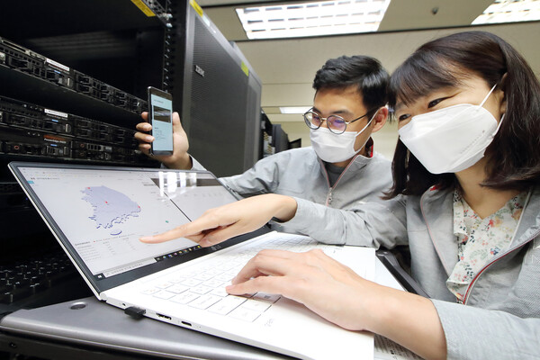 KT 융합기술원 직원이 Q-SDN을 통해 양자암호 네트워크를 모니터링 및 점검하는 모습 [사진 : KT]