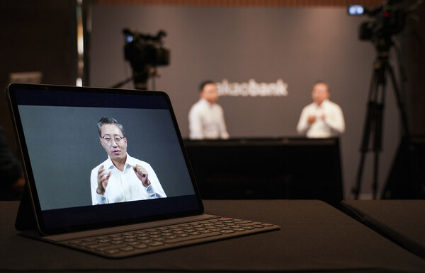 카카오뱅크 윤호영 대표이사가 7월  20일 오전 서울 여의도 콘래드 호텔에서 열린 IPO 간담회에서 상장 계획을 밝히고 있다. [사진: 카카오뱅크]