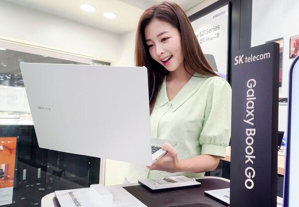 SK텔레콤 모델이 27일부터 출시한 삼성전자 신형 노트북 '갤럭시 북 고'를 소개하고 있다. [사진 : SK텔레콤]