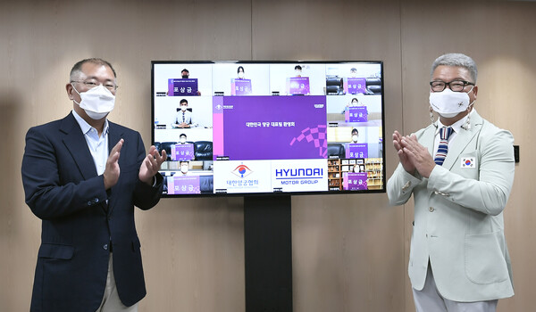 대한민국 양궁 대표팀 온택트(Ontact) 환영 행사. 박채순 양궁 국가대표 총감독을 비롯 국가대표 선수단이 정의선 양궁협회장(현대자동차그룹 회장, 사진 왼쪽)으로 부터 포상금을 받고 기뻐하고 있다 (사진 현대차)