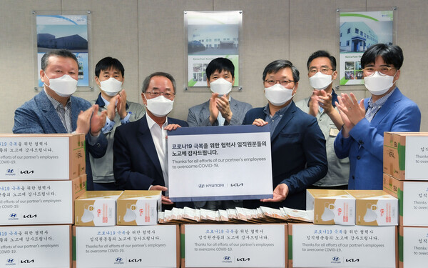 경기도 판교에 위치한 코리아에프티㈜에 마스크를 전달하는 모습 [사진 : 현대차·기아