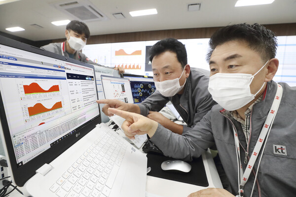 서울 용산구 ‘KT DX IDC 용산’에서 KT 직원들이 ‘원 IDC’ 연동 현황을 관제하는 모습 [사진 : KT]