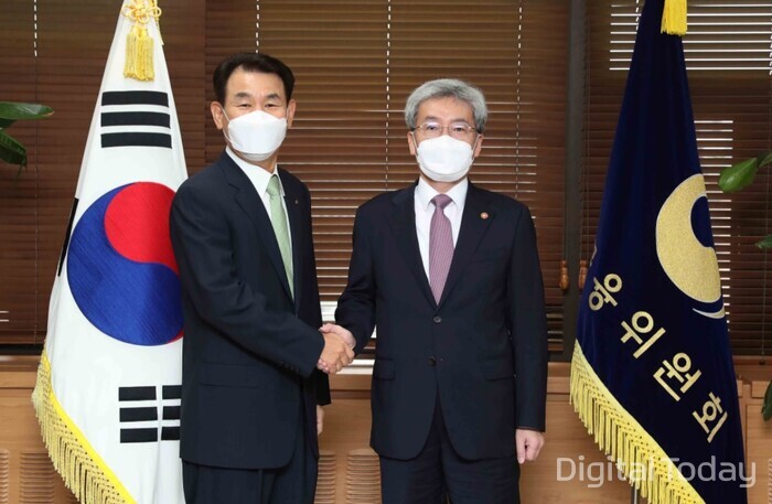 고승범 금융위원장(오른쪽)과 정은보 금융감독원장이 2일 서울 정부종합청사 금융위원장 집무실에서 취임 후 첫 회동을 갖고 기념촬영하고 있다. [사진: 금융위원회]