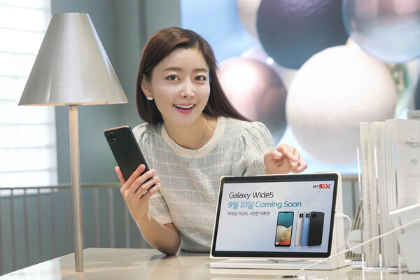 SK텔레콤 모델이 40만원대에 6.6인치 대화면을 탑재한 가성비 5G 스마트폰 ‘갤럭시와이드5’를 소개하고 있다 [사진 : SK텔레콤]