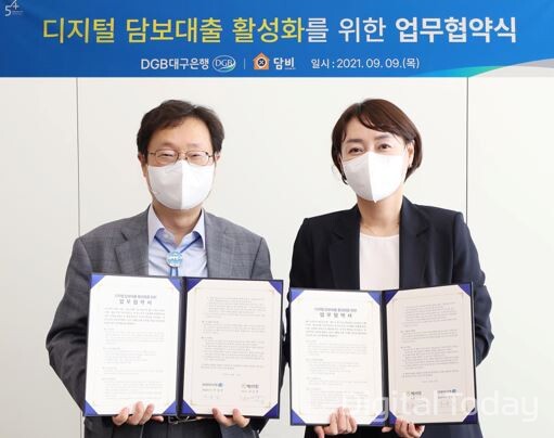 주은영 베스트핀 대표(오른쪽)가 이숭인 DGB대구은행 상무와 디지털 담보대출 활성화를 위한 업무 협약을 맺은 후 기념 촬영을 하고 있다. [사진: 베스트핀]