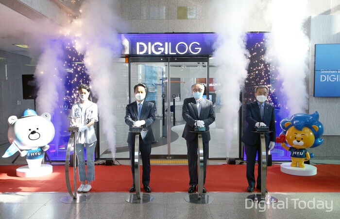 24일 서울 성동구에 위치한 한양대학교에서 열린 디지로그 브랜치 개점식에서 진옥동 신한은행 은행장(왼쪽 두 번째)과 김종량 한양학원 이사장(세 번째), 김우승 한양대학교 총장(네번쨰) 등이 기념촬영하고 있다. [사진: 신한은행]