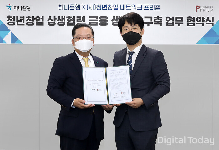 이호성 하나은행 중앙영업그룹 총괄부행장(왼쪽)과 전창열 청년창업 네트워크 프리즘 대표가 지난 30일 청년창업 금융지원을 위한 업무협약을 체결한 후 기념촬영하고 있다. [사진: 하나은행]