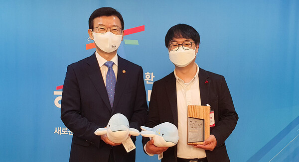   문성혁 해양수산부 장관(왼쪽)과 변의현 우시산 대표(오른쪽) [사진 : SK이노베이션]