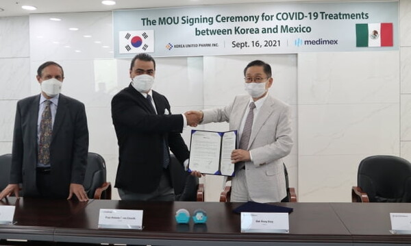 한국유나이티드제약은 지난달 16일 멕시코 메디멕스와 코로나19 흡입 치료제 'UI030' 현지 공급 및 판매를 위한 양해각서를 체결했다. 왼쪽부터 브루노 피게로아 주한 멕시코 대사, 디에고 라모스 메디맥스 대표, 강덕영 한국유나이티드제약 대표 [사진: 한국유나이티드제약]