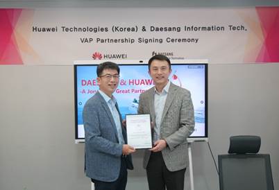 왼쪽부터 오승후 대상정보기술 대표, 손루원 한국화웨이 CEO.