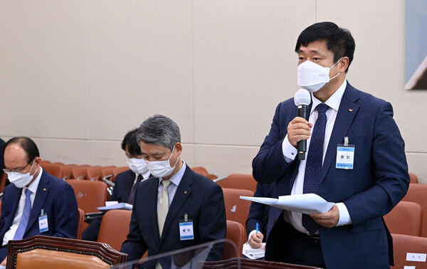 강종렬 SK텔레콤 인프라 부사장이 20일 오후 서울 여의도 국회에서 열린 과학기술정보방송통신위원회의 과학기술정보통신부 등에 대한 국정감사에서 의원들의 질의에 답변하고 있다 [사진 : 연합뉴스]