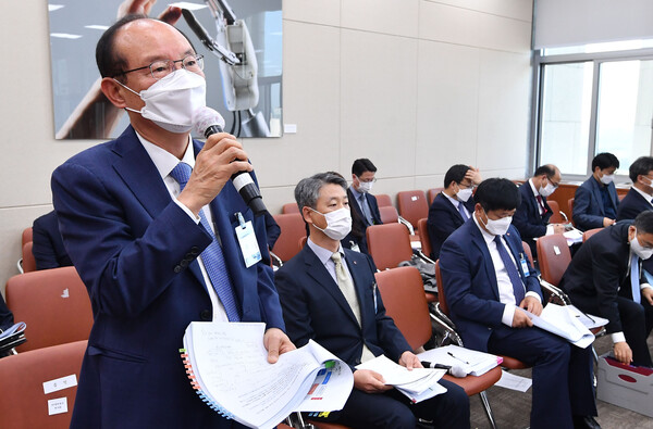 이철규 KT네트워크 부사장이 20일 오후 서울 여의도 국회에서 열린 과학기술정보방송통신위원회의 과학기술정보통신부 등에 대한 국정감사에서 의원들의 질의에 답변하고 있다 [사진 : 연합뉴스]