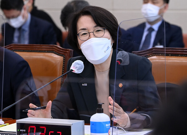 임혜숙 과학기술정보통신부 장관이 20일 오전 서울 여의도 국회에서 열린 과학기술정보방송통신위원회의 과학기술정보통신부 종합감사에서 의원 질의에 답변하고 있다 [사진 : 연합뉴스]