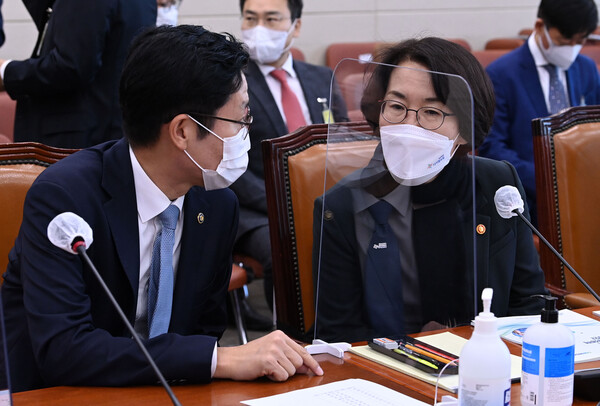 임혜숙 과학기술정보통신부 장관(오른쪽)이 20일 오전 서울 여의도 국회에서 열린 과학기술정보방송통신위원회의 과학기술정보통신부 종합감사에서 조경식 제2차관과 대화를 하고 있다 [사진 : 연합뉴스]
