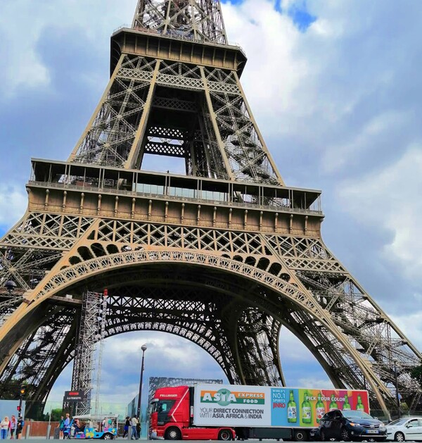 프랑스 파리 에펠탑 아래를 지나가는 참이슬 랩핑 트럭 [사진: 하이트진로]