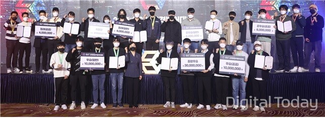 ‘2021사이버공격방어대회’ 시상식에서 김선희 국가정보원 3차장(앞줄 왼쪽에서 5번째)과 수상자들이 기념사진을 찍고 있다. [사진: 국가정보원]