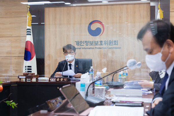 윤종인 개인정보보호위원회 위원장이 10월 27일 오후 서울 종로구 정부청사에서 개최된 제17회 개인정보보호위원회 전체회의에서 모두발언을 하고 있다 [사진: 개인정보보호위원회]