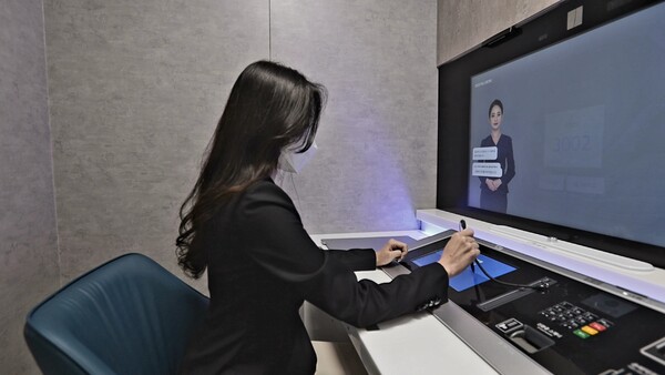 GS25편의점 혁신점포 1호점 내 '디지털 데스크' [사진: 신한은행]