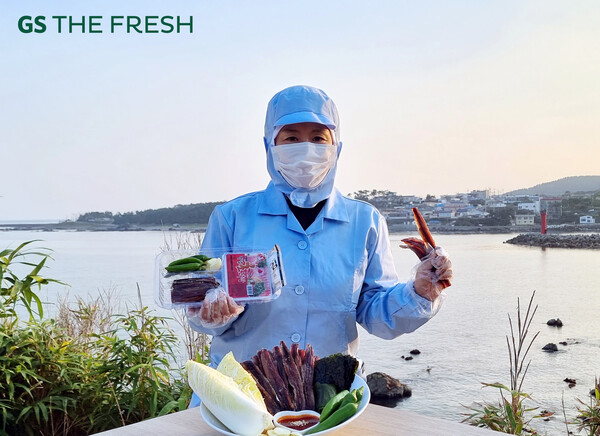 GS더프레시 깐깐한 구룡포 과메기를 들고 포즈를 취하고 있다[사진: GS리테일]