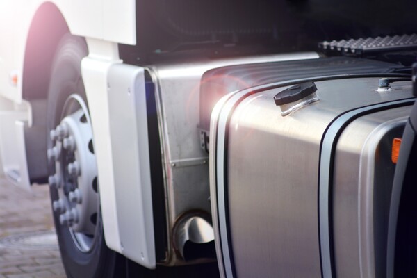 화물·택배 차량 등 디젤 차량에 들어가는 요소수 공급 부족 사태가 벌어지고 있다. [사진: 셔터스톡]