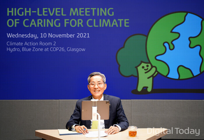 11월 10일 여의도 KB국민은행 신관에서 ‘기후변화 대응을 위한 최고위급 회의(High-Level Meeting of Caring for Climate)’에 참여중인 KB금융그룹 윤종규 회장 모습 [사진: KB금융그룹]