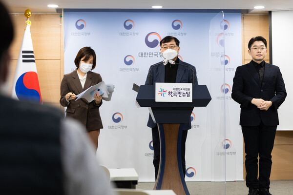 송상훈 개인정보보호위원회 조사조정국장이 지난 11일 오전 서울 종로구 정부청사 ‘온라인 개인정보 유출예방 및 피해구제 대책’ 사전브리핑을 하고 있다 [사진 : 개인정보위]