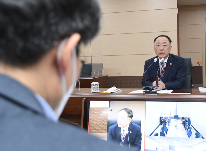 홍남기 부총리 겸 기획재정부 장관이 11월 15일 정부세종청사에서 열린 기획재정부 확대간부회의를 주재하고 있다. [사진: 기획재정부]