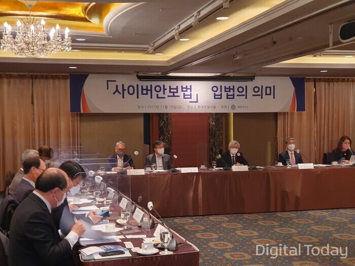19일 서울 중구 롯데호텔서울에서 열린 1차 세종 사이버안보포럼 에서이상현 세종연구소 소장(오른쪽 세번째)과 참석자들이 토론하고 있다. [사진: 강진규 기자]