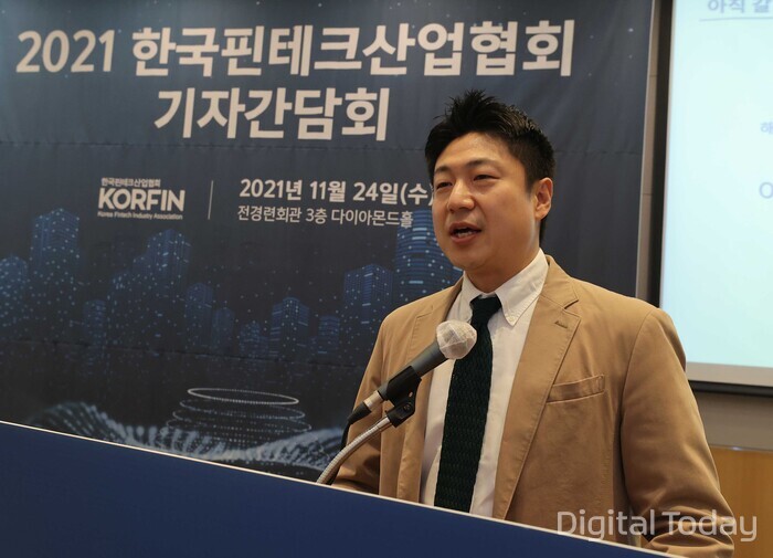 류영준 한국핀테크산업협회 회장(카카오페이 대표)이 24일 서울 여의도 전경련 회관에서 기자간담회를 열고 핀테크 산업 현안에 대해 설명하고 있다. [사진: 한국핀테크산업협회]