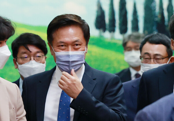 박정호 SK스퀘어 대표이사(왼쪽)와 유영상 SK텔레콤 대표이사(오른쪽)가 지난 달 열린 서울 중구 SK텔레콤 T타워에서 열린 임시 주주총회에 참석하고 있다 [사진 : 연합뉴스]