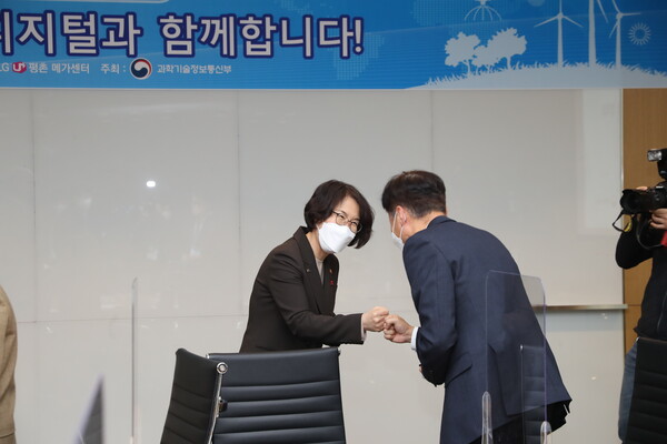 임혜숙 과학기술정보통신부 장관이 8일 오후 경기도 안양시 LG유플러스 평촌메가센터에서 열린 '디지털 탄소중립협의회 출범식' 에 참석했다 [사진 : 과기정통부]