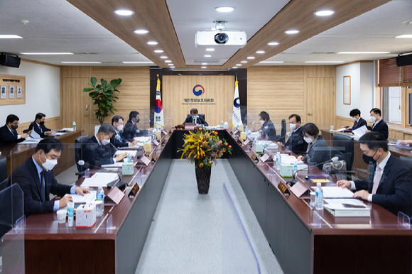 윤종인 개인정보보호위원회 위원장이 12월 8일 오전 서울 종로구 정부청사에서 개최된 제20회 개인정보보호위원회 전체회의를 진행하고 있다 [사진 : 개인정보위]