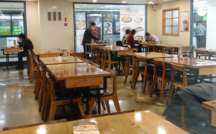 오는 18일부터 전국의 사적 모임 허용 인원이 4인으로 제한된다..