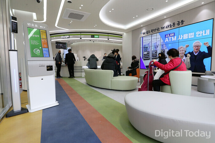 신한은행이 시니어 고객을 위한 ‘디지털맞춤영업점’으로 개편한 신림동지점 모습 [사진: 신한은행]