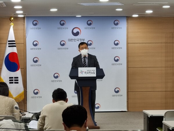 오용수 과기정통부 방송진흥국장이 29일 열린 브리핑에서 기자들의 질문에 답하고 있다 [사진 : 백연식 기자]