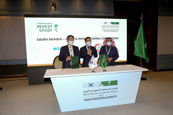 사우디 'MNG-HA'와 한국 이지케어텍간 '닥터앤서'의 구매 의향서(LOI) 서명이 이뤄졌다. 사진은 위원량 이지케어텍 대표, 김정삼 과기정통부 소프트웨어정책관, 반다르 알 크나위 MNG-HA CEO [사진: 과기정통부]