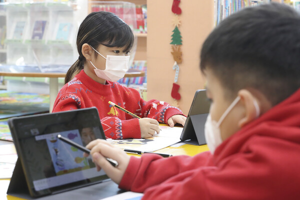 안산시에 거주하는 다문화 초등학생들이 KT 온라인 교육 플랫폼 ‘KT랜선에듀’를 통해 멘토와 랜선야학 수업에 참여하고 있다 [사진 : KT]